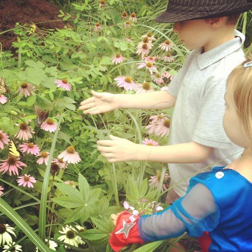 flowers_children_pausing